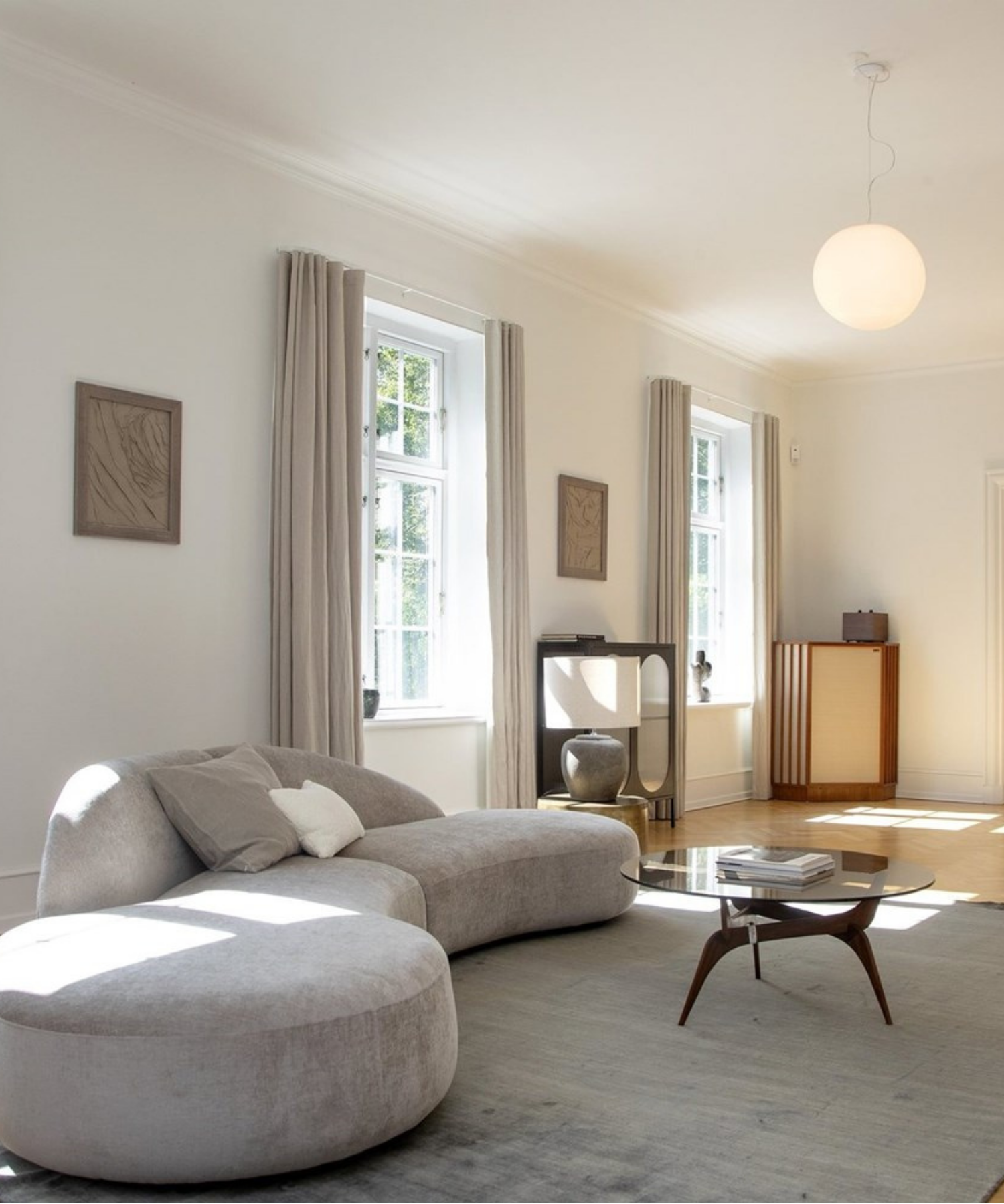 Stue med sofa og naturfarver – boligstyling eksempel
