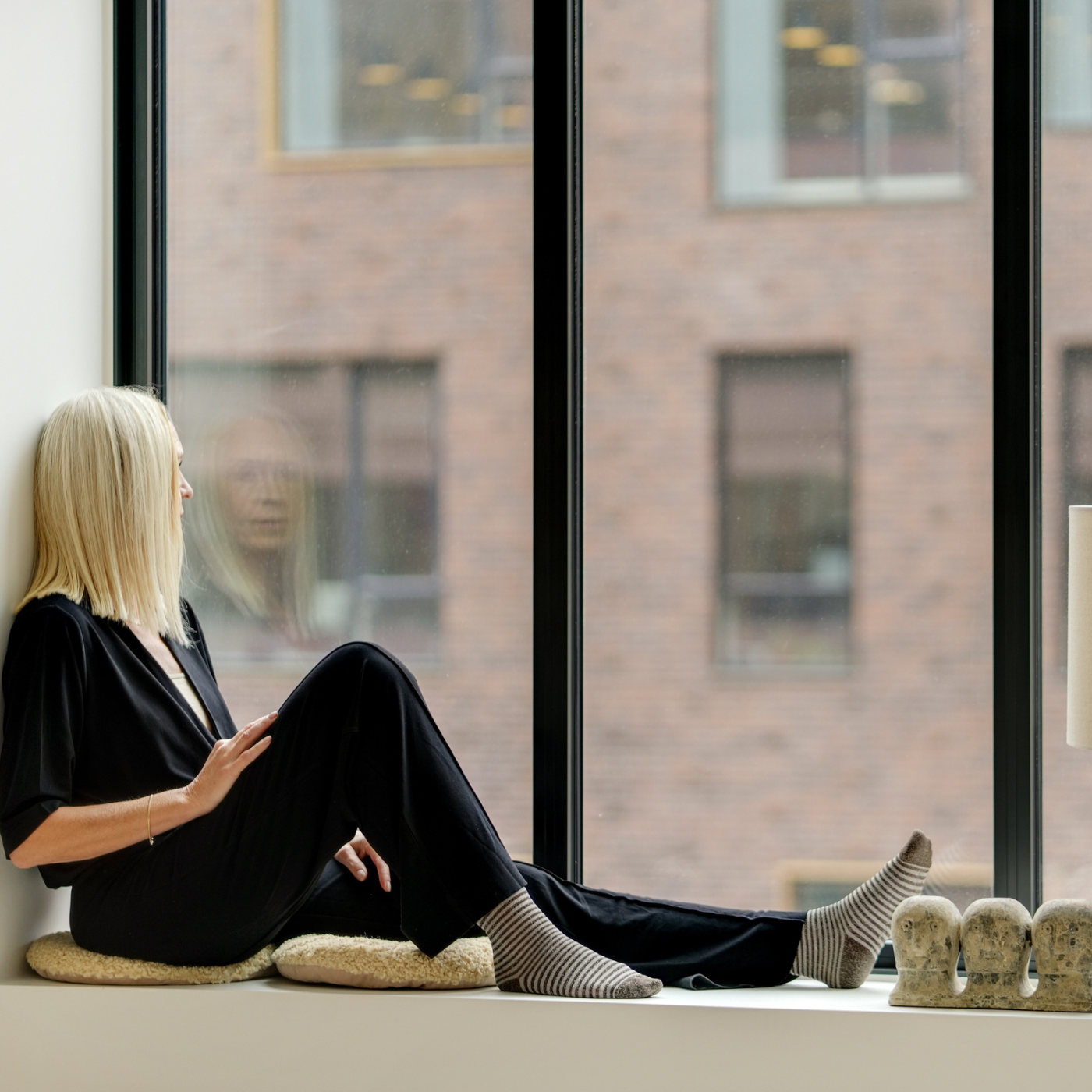 Birgitte Vosper sidder i en vindueskarm i Carlsberg Byen