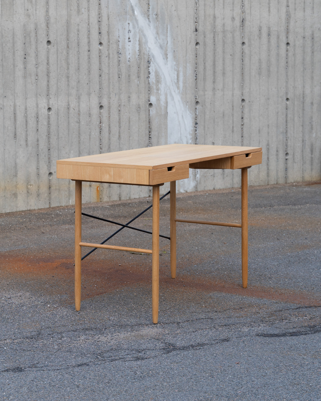 Hübsch skrivebord – nordisk minimalisme i egetræ | Vosper Preloved