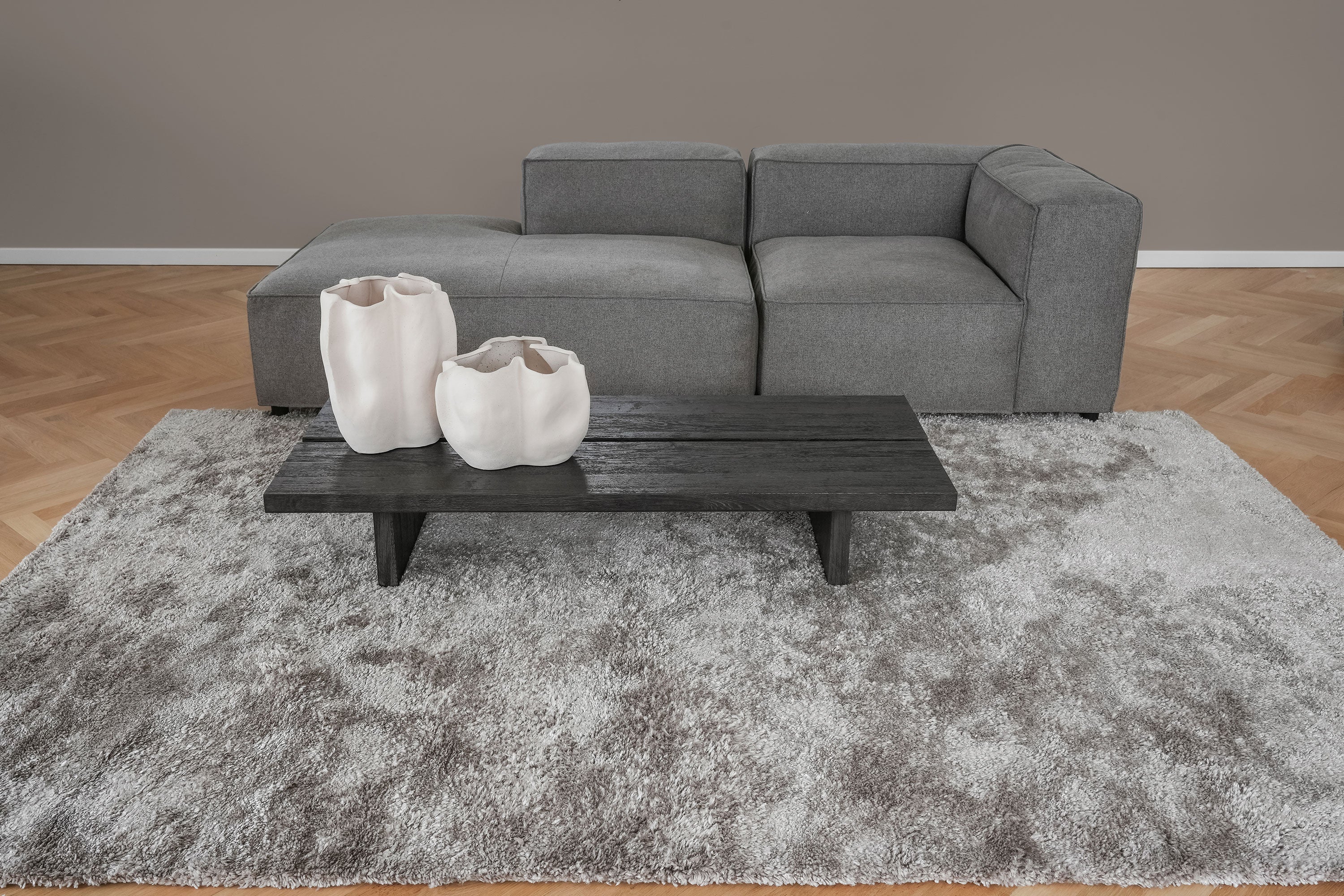 Bambustæppe i taupe 200 x 300 cm under sofa og sofabord – Vosper Signature med blød glans
