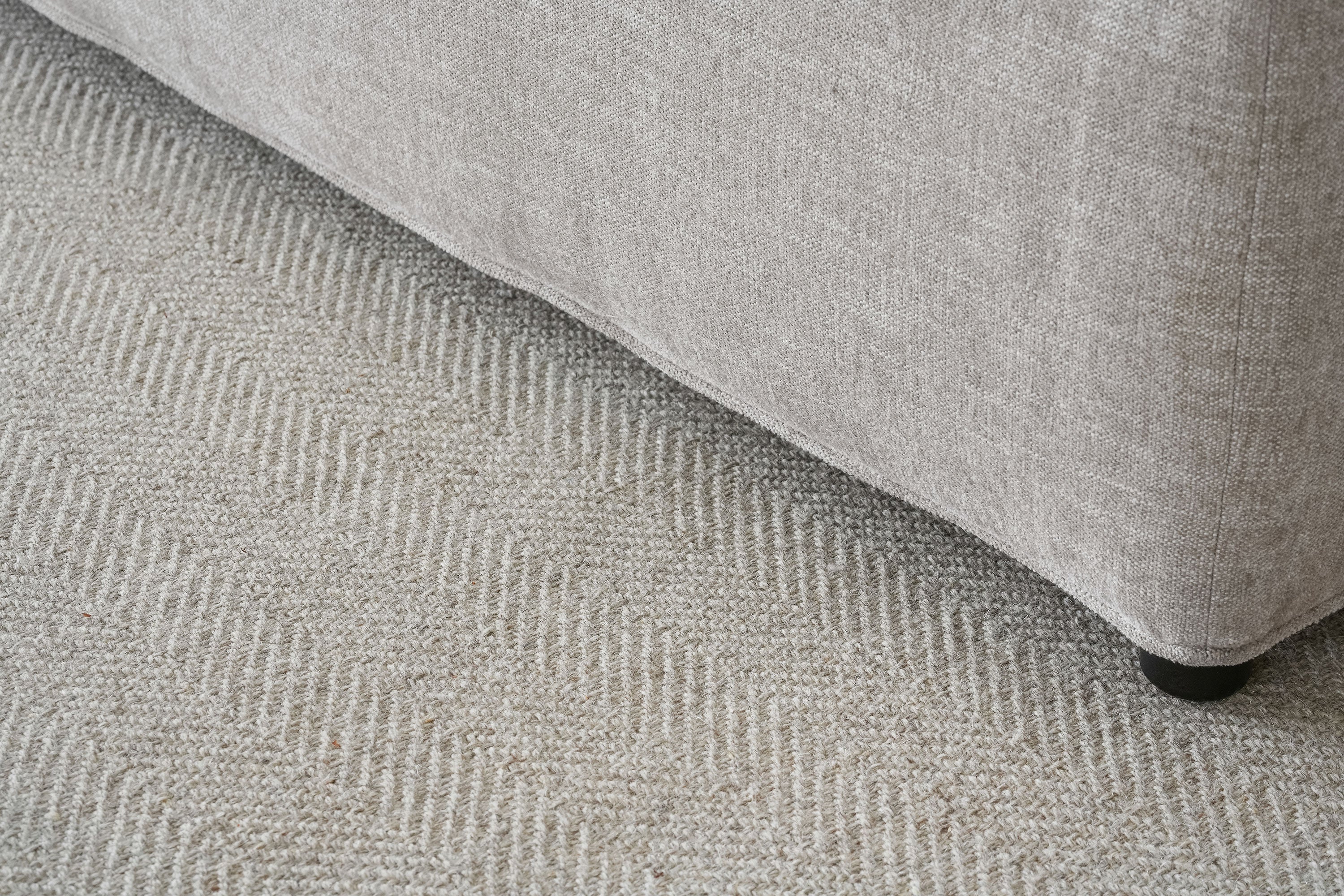 Fladvævet jacquard uldtæppe i lys beige med diskret mønster – Detalje af fladvævet uldtæppe i 250x350 cm med jacquard mønster i lys beige