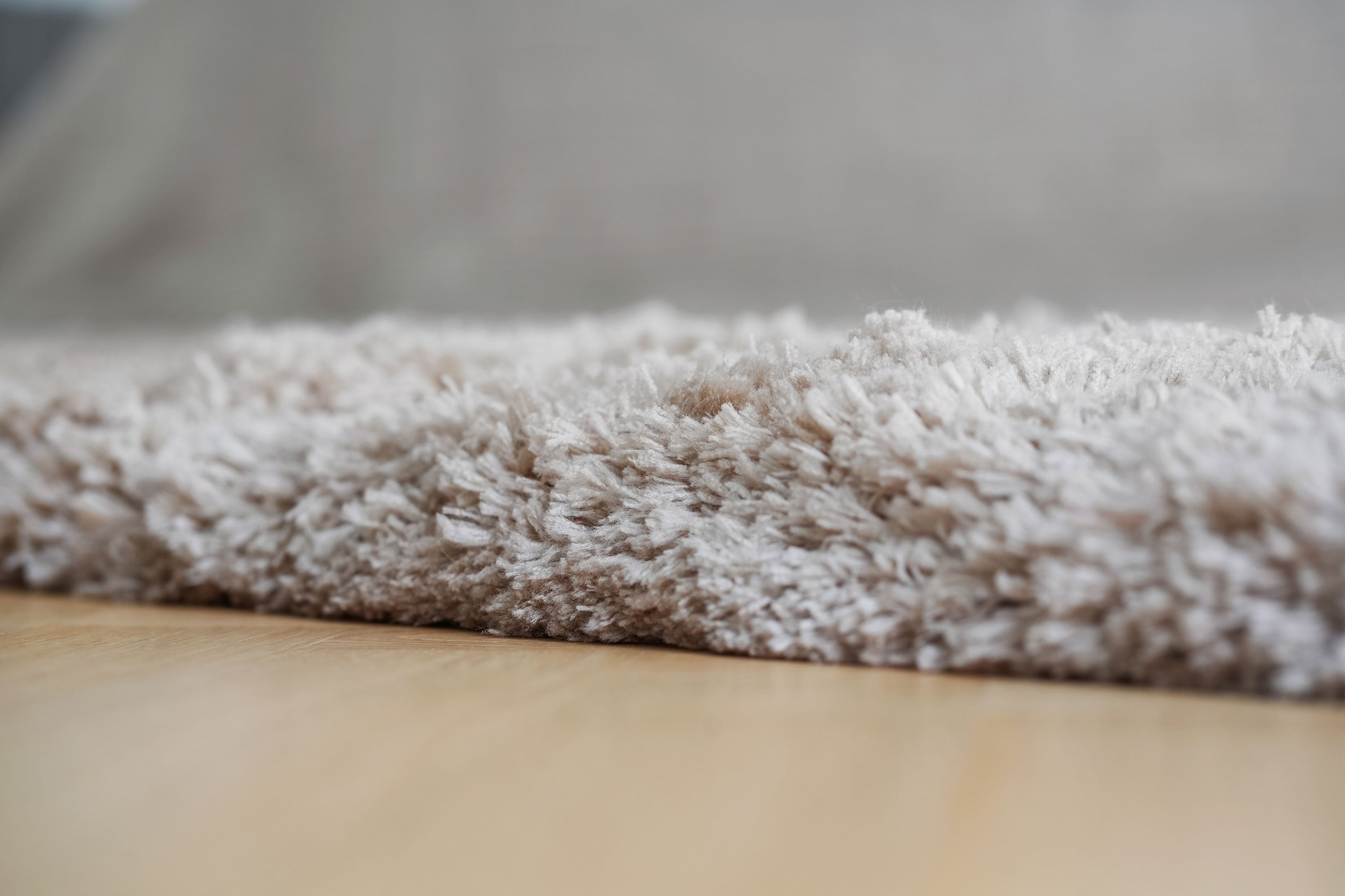 Close-up af blødt beige shaggy tæppe med lang luv – Vosper Soft Ground shaggy tæppe
