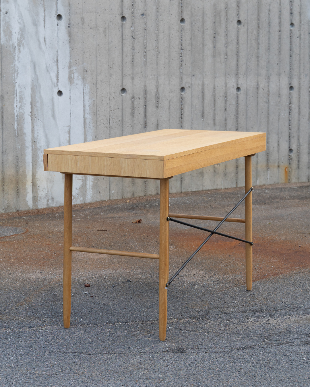 Hübsch skrivebord – nordisk minimalisme i egetræ | Vosper Preloved