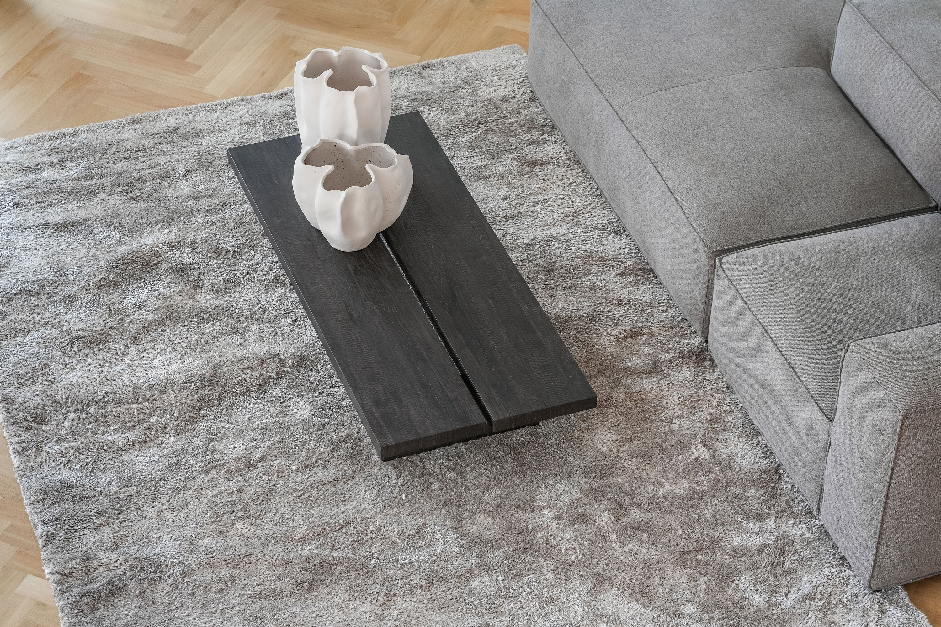 Bambustæppe i taupe i stilrent opholdsrum – Vosper Signature med blød glans
